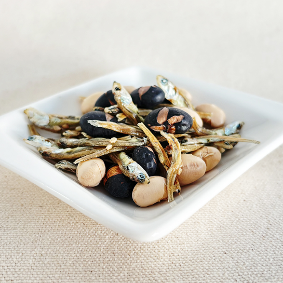 Soy beans with crispy fish